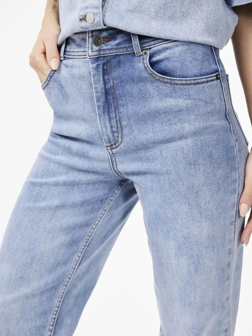 yasdolma_jeans_mit_weitem_bein_2.webp DOLMA JEANS MIT WEITEM BEIN*YAS Store
