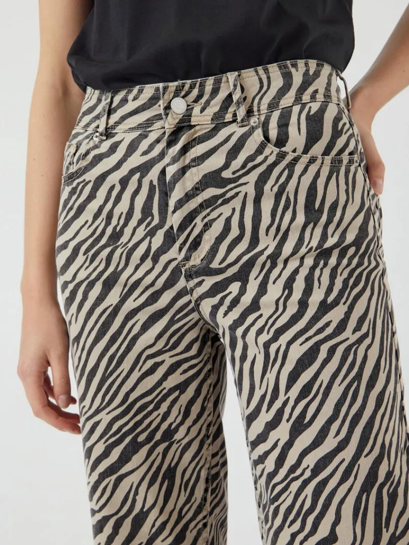 yasleonora_jeans_2-4.webp LEONORA JEANS*YAS Shop